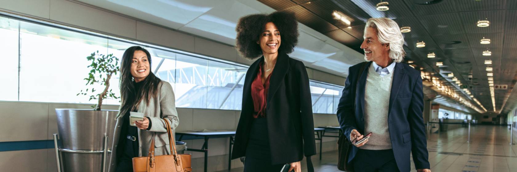 Konferensresor - kollegor p� flygplats