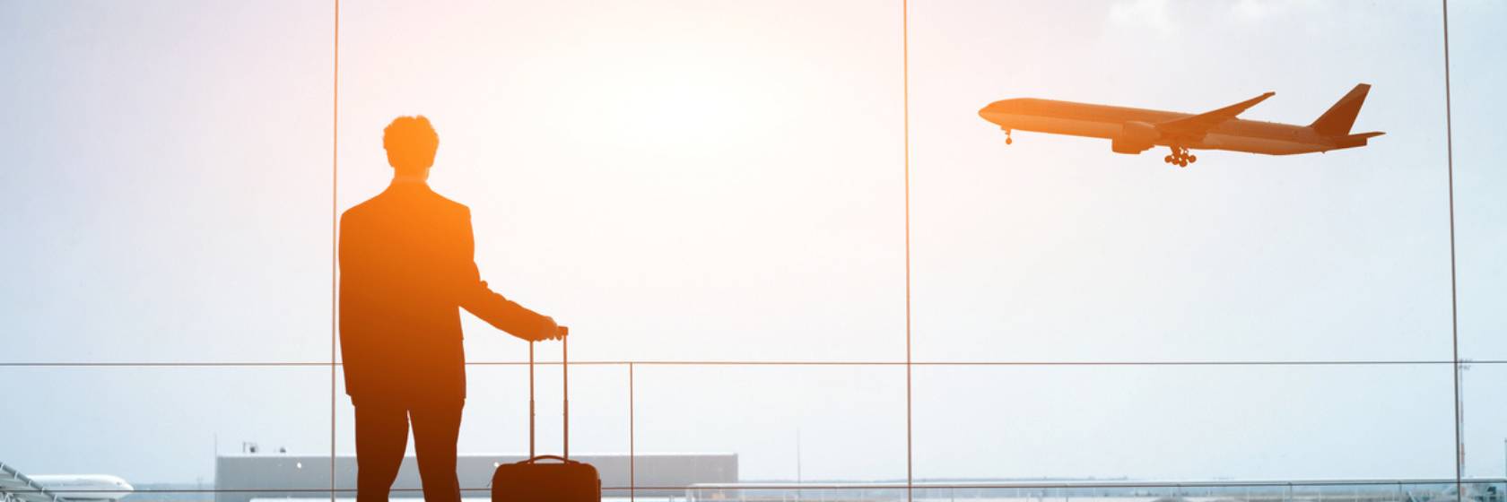 Aff�rsresor - man p� flygplats ser plan lyfta