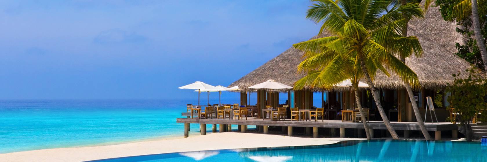 Lyxresor - visar lyxhotell med pool och havsutsikt