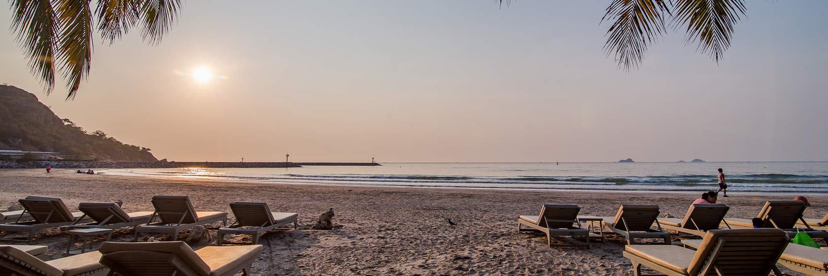 Strand med solnedgng i Thailand