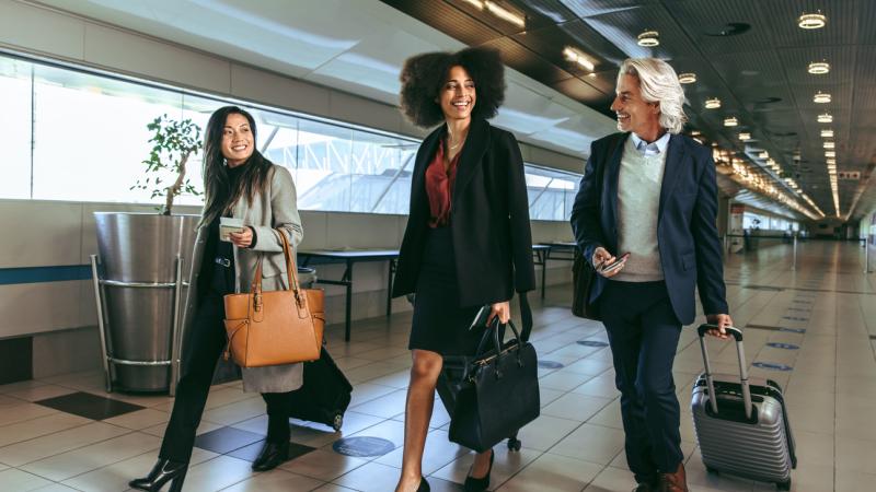 Konferensresor - kollegor p� flygplats