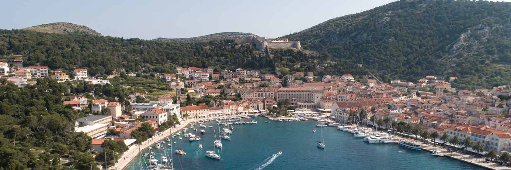 Segla i Kroatien bland pittoreska hamnar med sm, vita stenhus, grnskande berg och dalar, med sm ar och f en naturskn semester.  